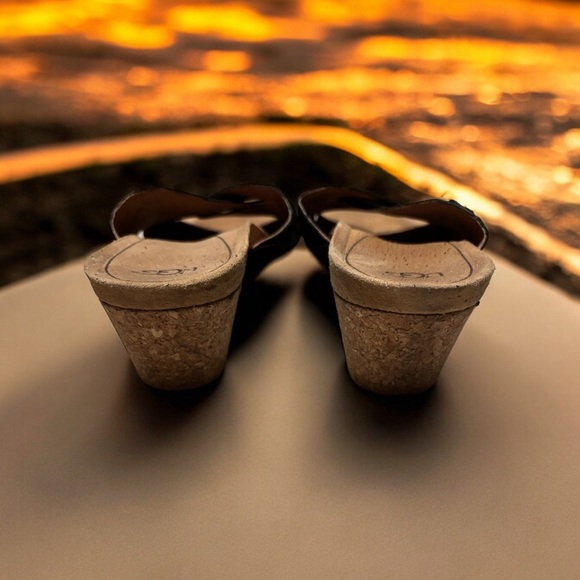 UGG Women’s Sandal Lyra Black Leather Wedge Cork Heel. Size 8.5. - Picture 4 of 8